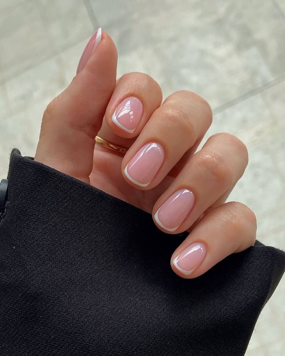 Ongles rose avec french fine