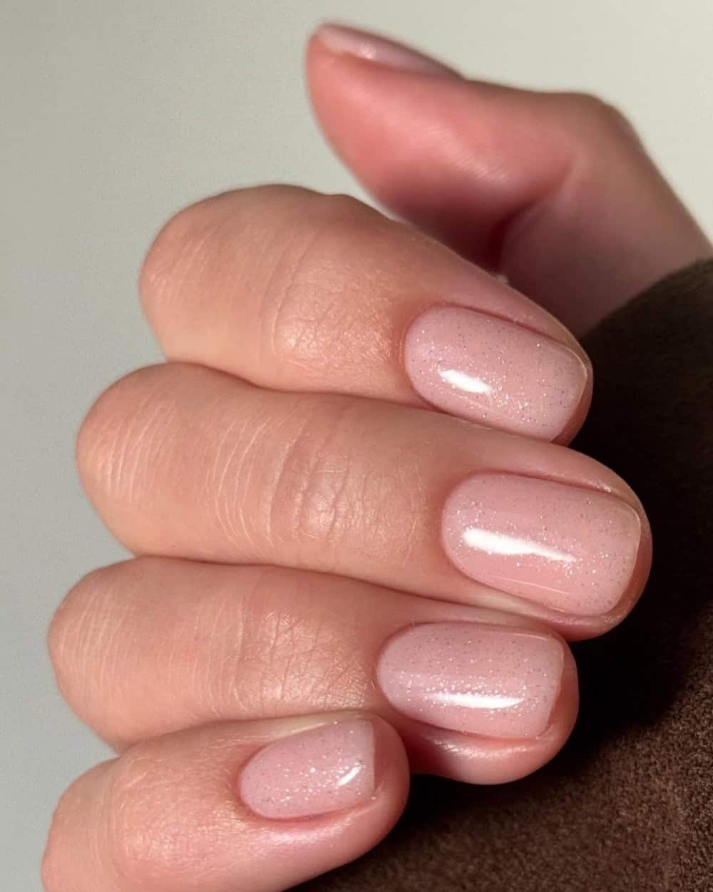 Manucure nude pailletée
