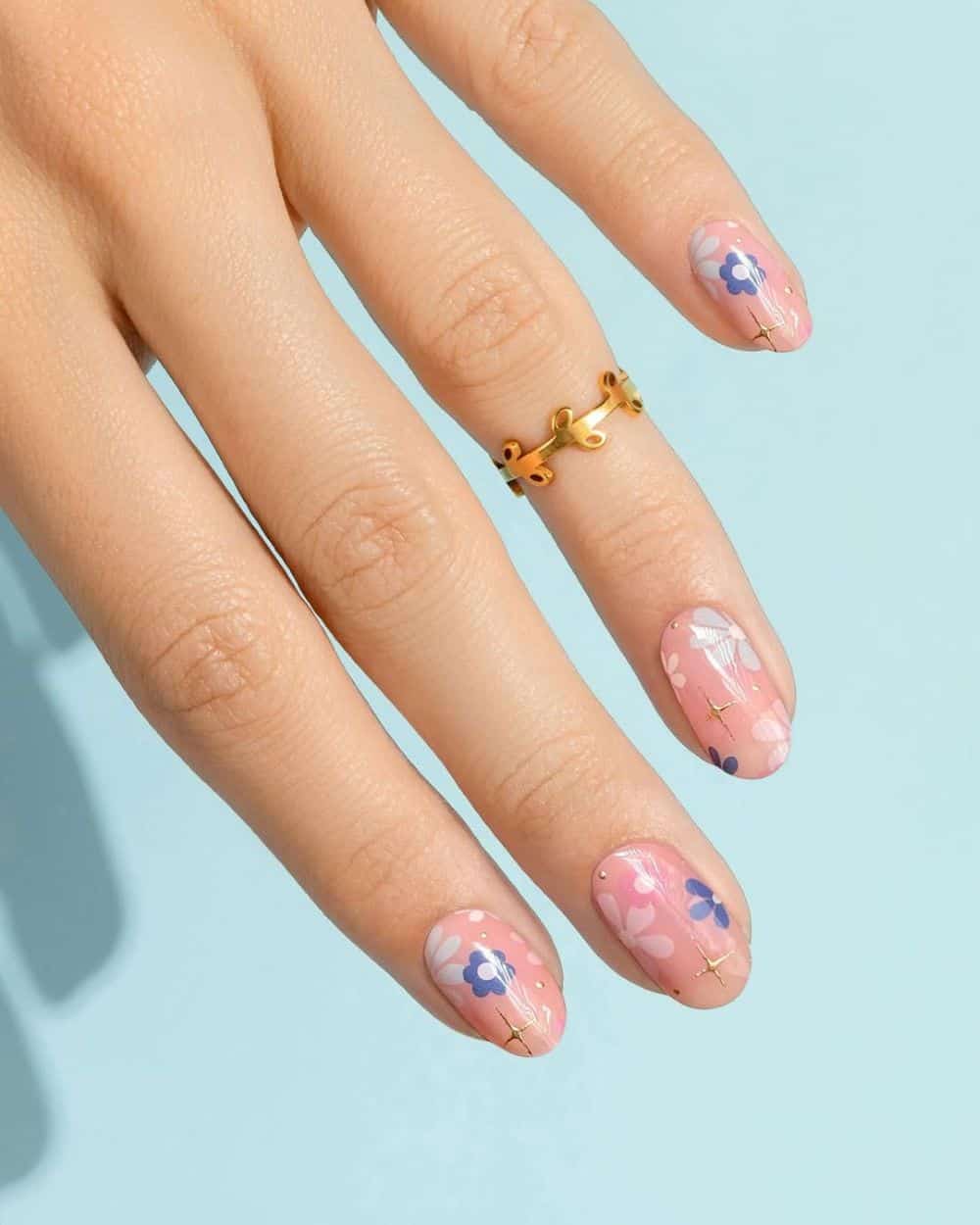 Manucure rose avec fleurs