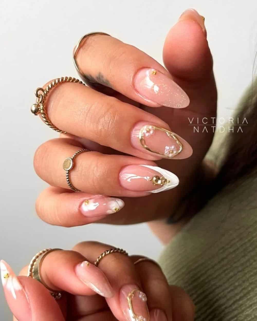 Ongles nude avec détails métalliques