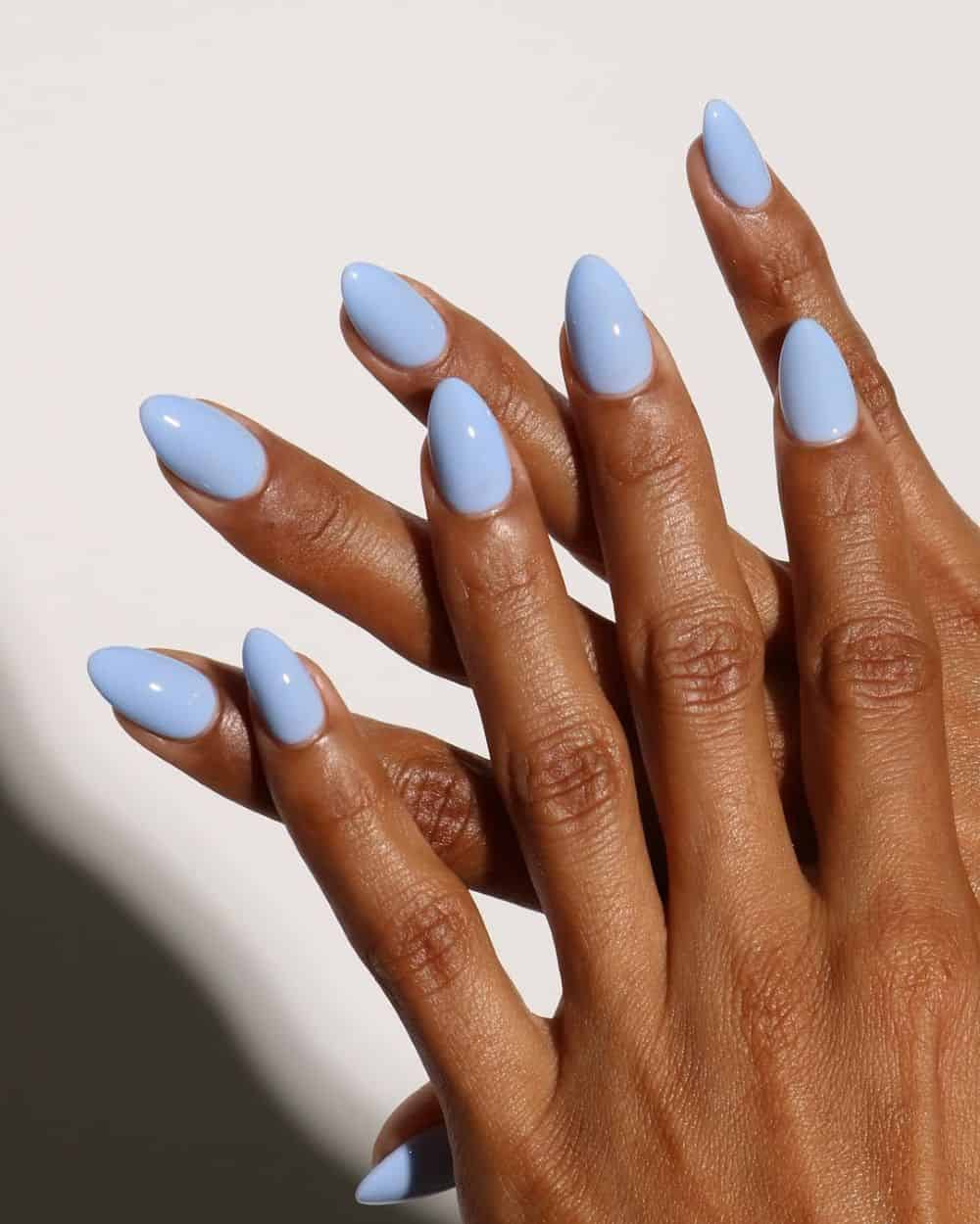 Ongles bleu pastel