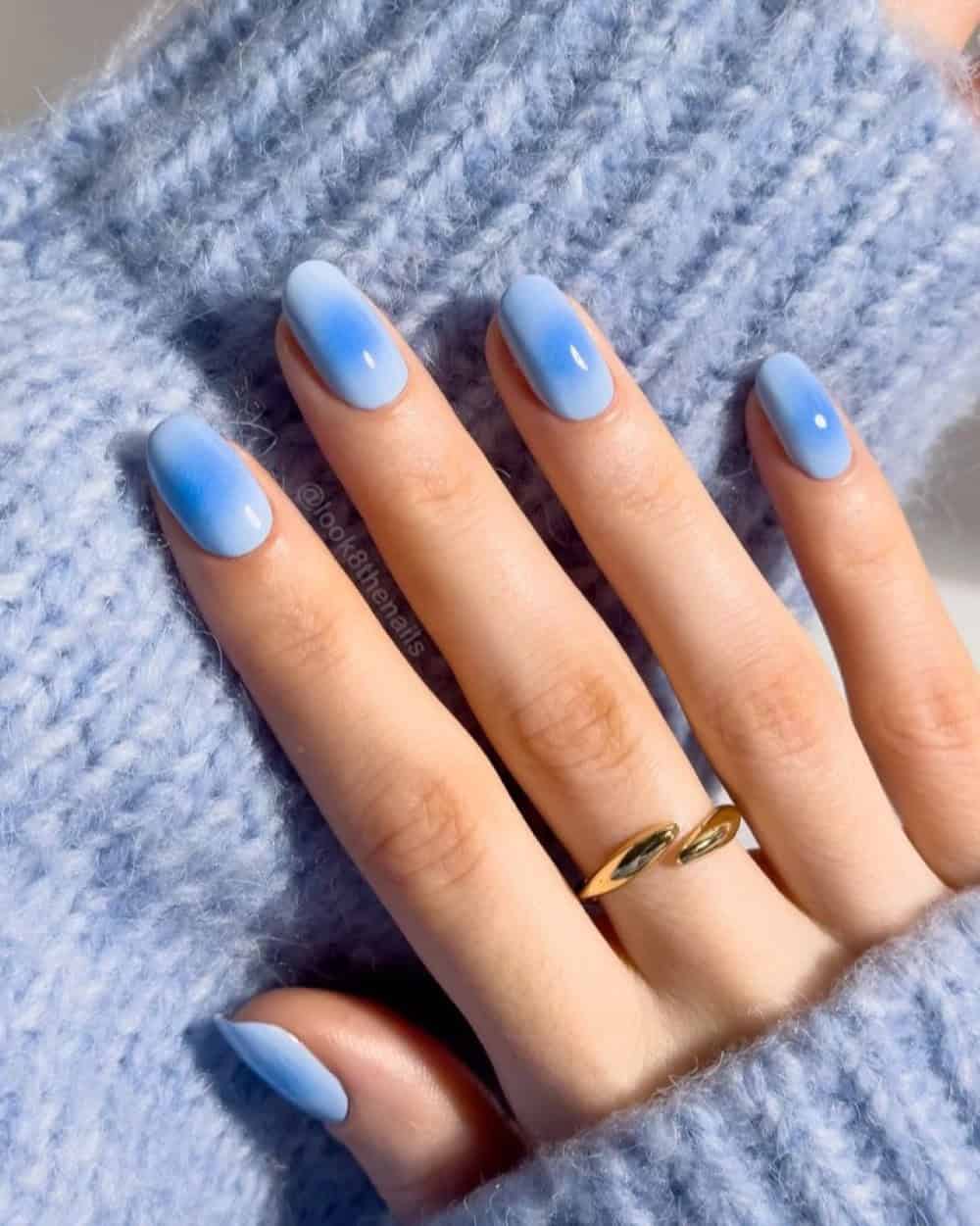 Manucure bleu brillant