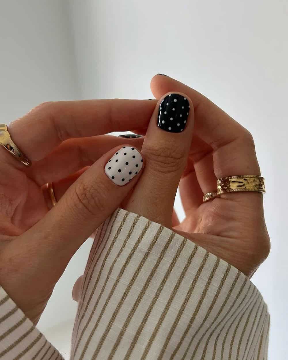 Ongles noir et blanc à pois