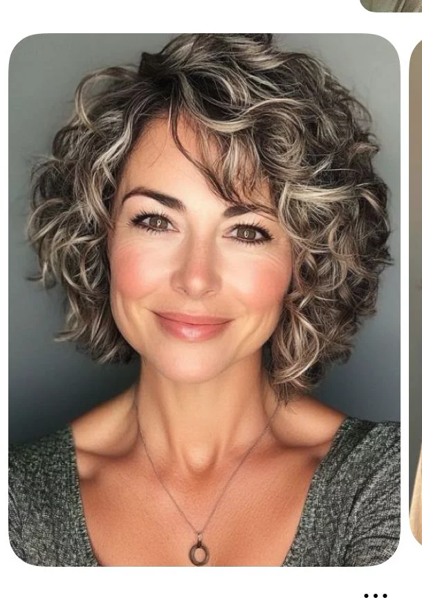 Transformation élégante des cheveux bouclés chez une femme de 50 ans avec coupe moderne