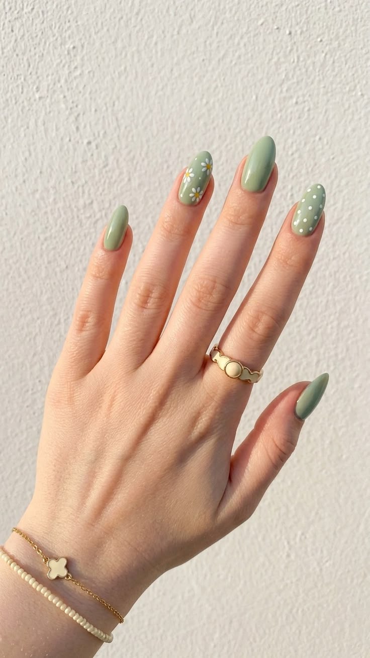 Manucure pastel vert tendre avec motif blanc minimaliste