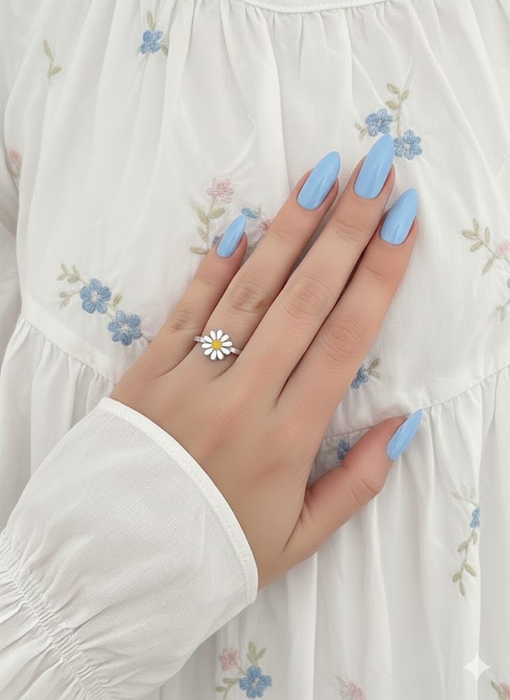 Manucure pastel bleu ciel aux reflets subtils