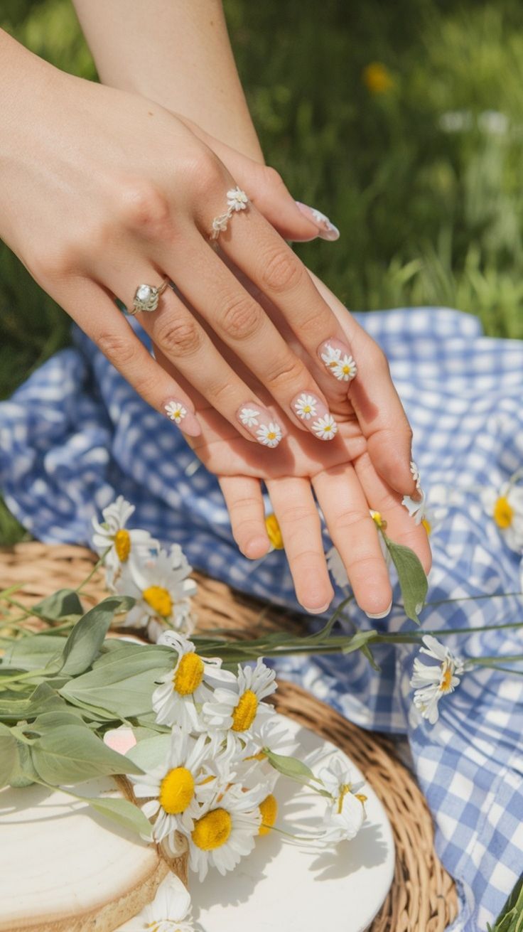 Ongles pastel doux avec motif délicat de petites fleurs