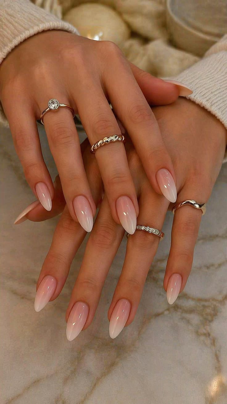 Ongles nude rosé avec dégradé très léger et motifs minimalistes