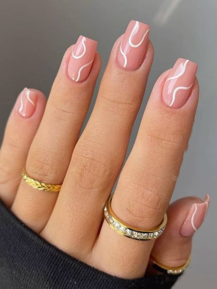 Ongles rose beige avec lignes blanches très fines