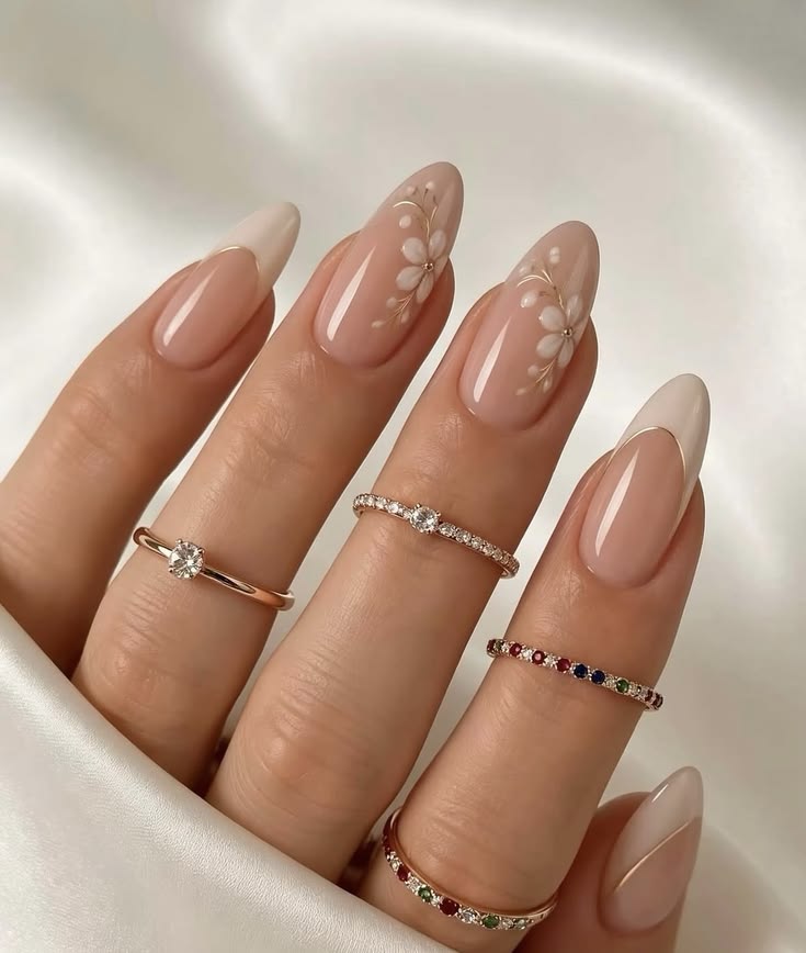 Ongles nude clair avec un petit dessin floral en coin