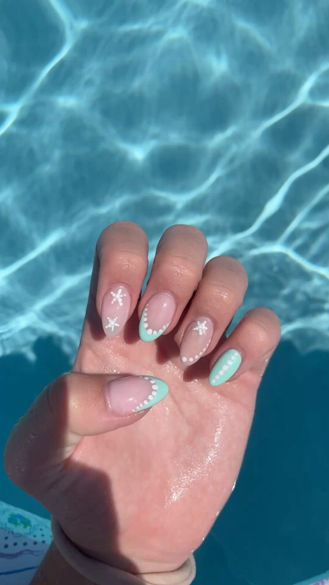 French tips bleu pastel avec petites fleurs