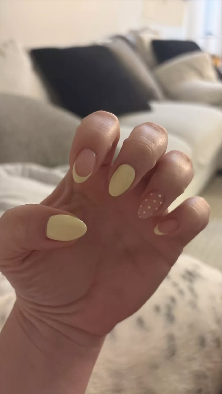 Manucure pois, la tendance rétro réinventée