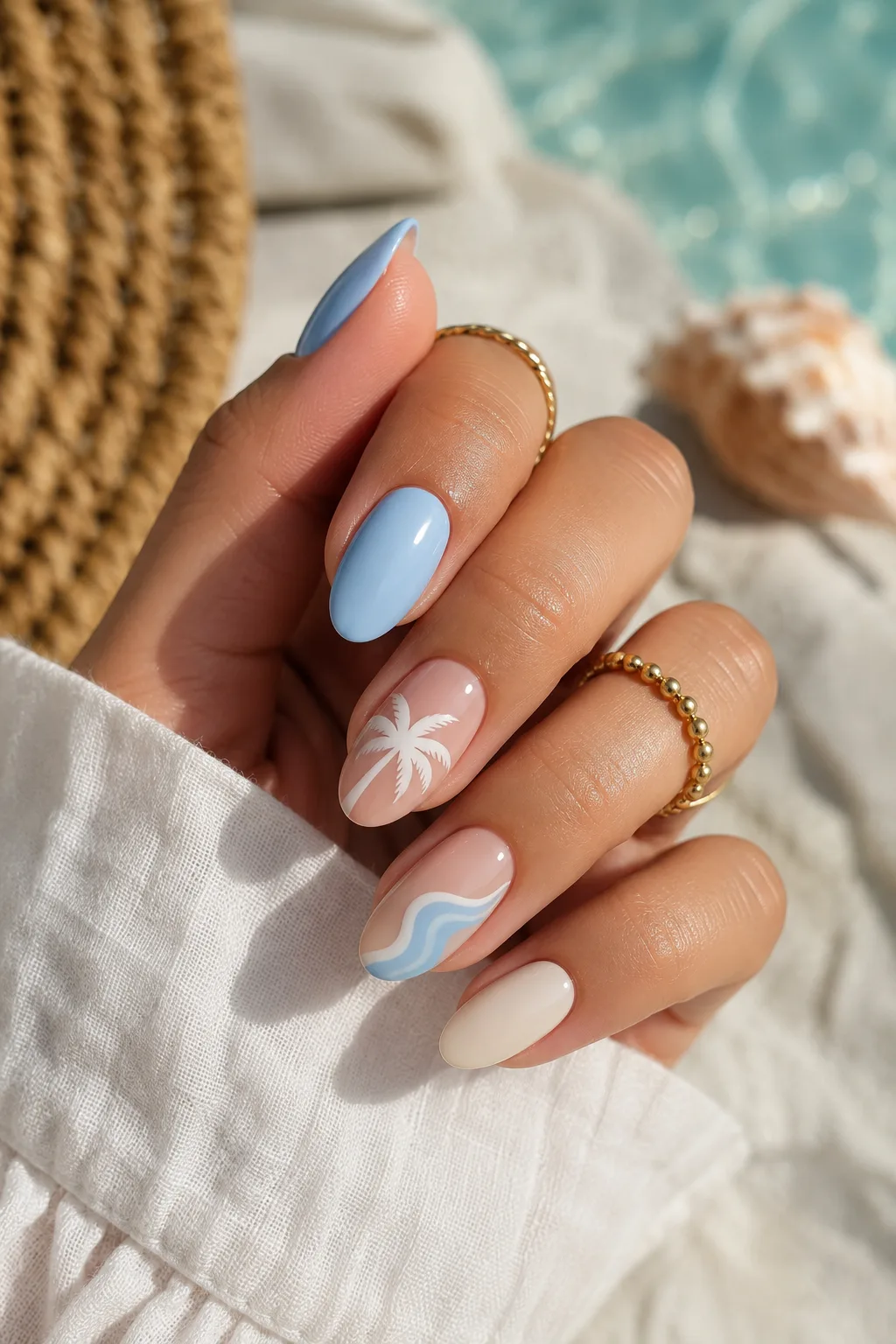 Ongles d’été inspirés de la plage en bleu doux