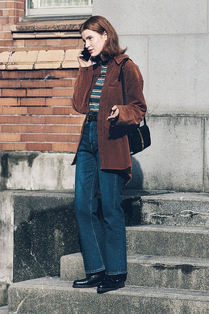 Tenue bordeaux oversize pour les fraîches journées d’automne