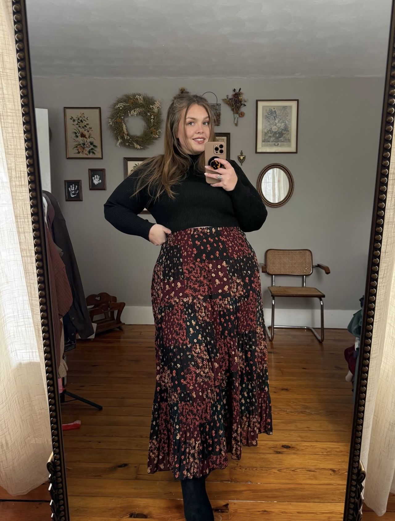 Pull marron avec pantalon en cuir noir