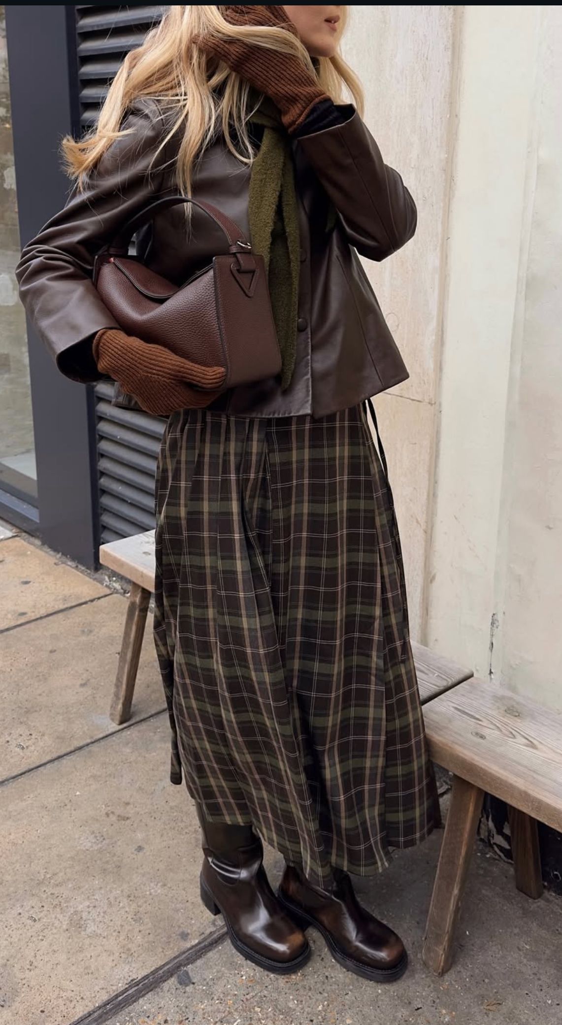 Veste barn camel associée à une mini-jupe et baskets rétro