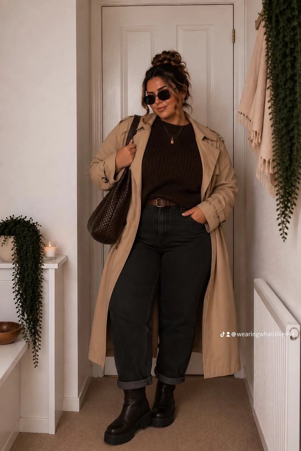 Pull beige avec pantalon large et sac marron