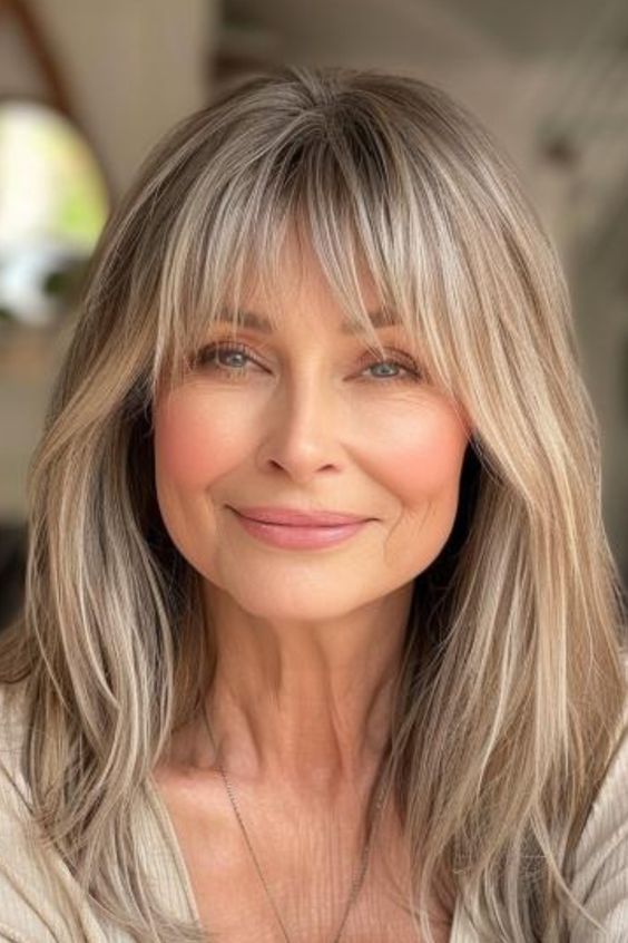 Coupe medium avec frange douce et naturelle